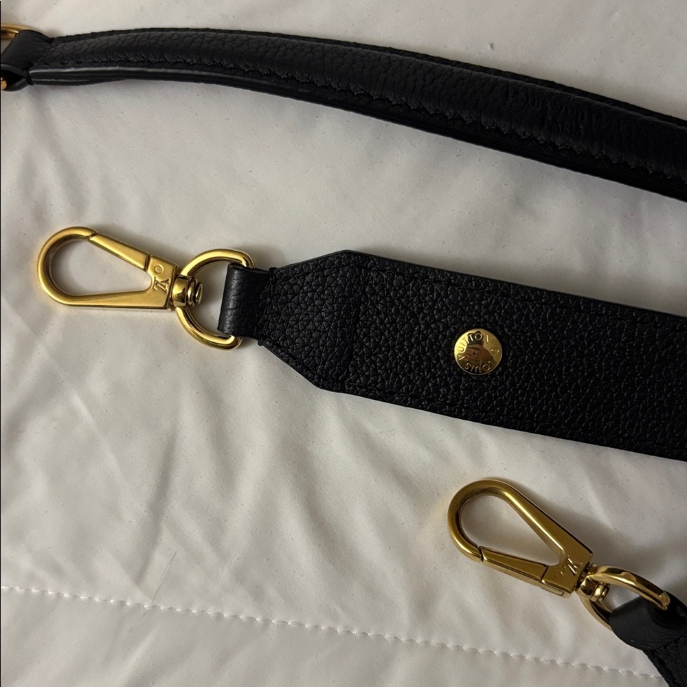 Louis Vuitton Lock Me Bucket bag - Picture 9 of 14